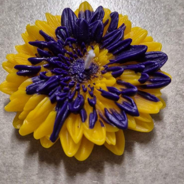 Candle Purple & Yellow Chrysanthemum / Gerbera Flower Candle (Lrg)